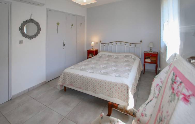 Acogedor apartamento con piscina y jardín, cerca del centro de Bédarrides in Bédarrides, Vaucluse