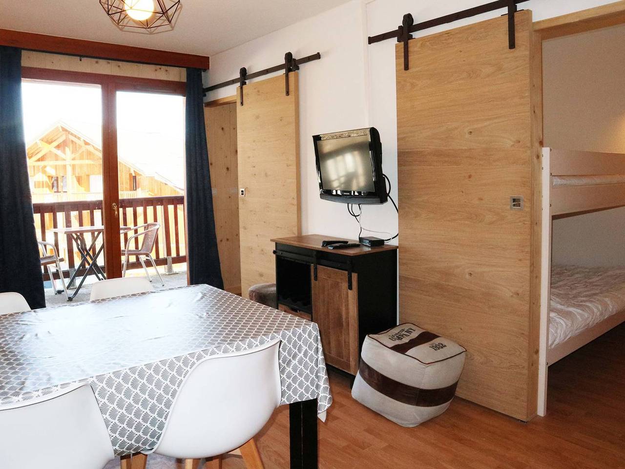 Entire apartment, Renovated apt with pool, sauna, hammam and wifi at Les Orres 1800 in Les Orres, Écrins National Park