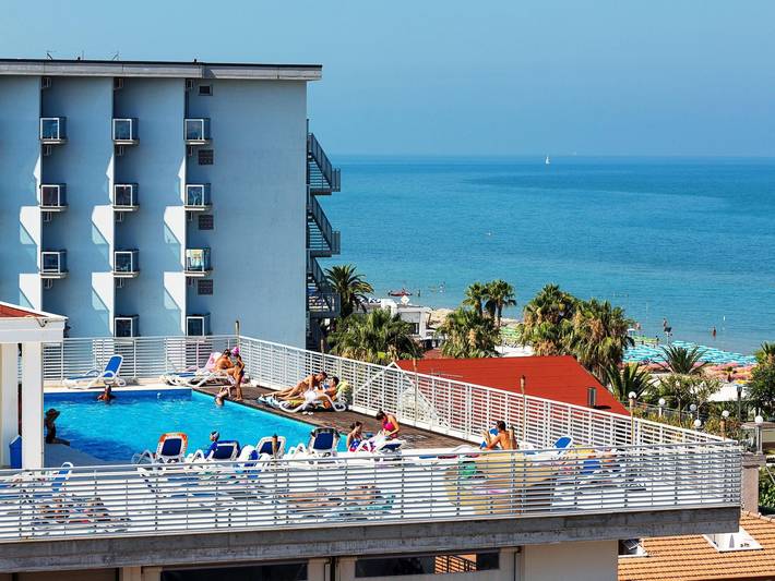 Appartamento vacanze per 4 persone, con Balcone e Terrazza nonché Piscina ad Alba Adriatica