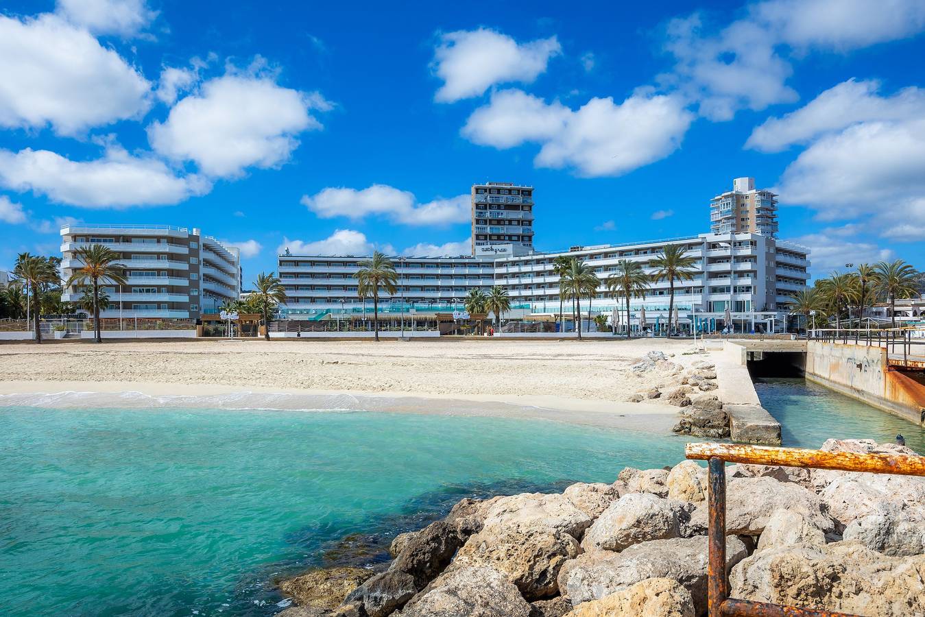 Appartement 'First Line Cosy' avec vue sur mer, Wi-Fi et climatisation in Magaluf, Calvià