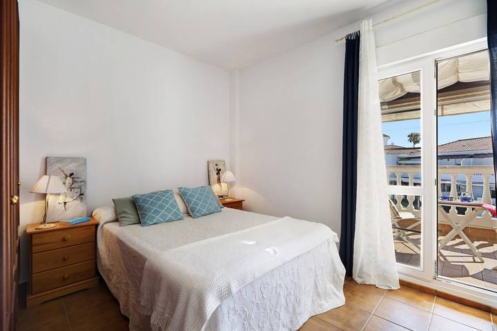Cozy Holiday Home "Casa Costa Ballena Dahlia" near the Beach with Wi-Fi, Pool in Costa Ballena, Rota