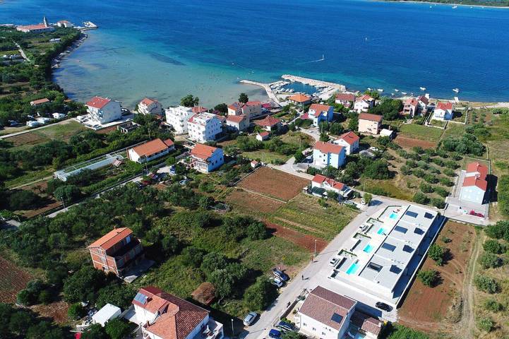 Villa Bluebell - perfekter Rückzugsort mit privatem Pool, nur 100 m vom Strand entfernt in Ugrinici, Kraj