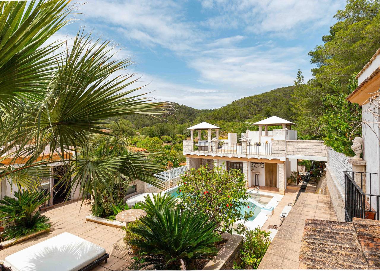 Villa Buscastell Ibiza, Valle de Es Broll. 8 personas, 5 dormitorios, piscina y jacuzzi in Buscastell, Sant Antoni de Portmany