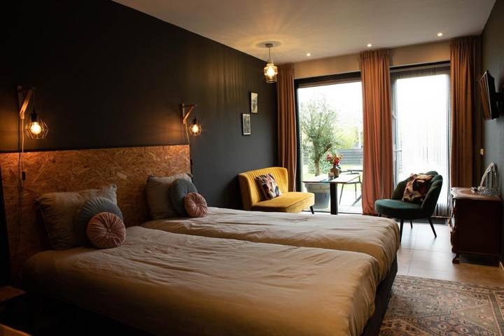 B&b voor 2 personen, with Whirlpool and Terras as well as Tuin and Uitzicht in Friesland