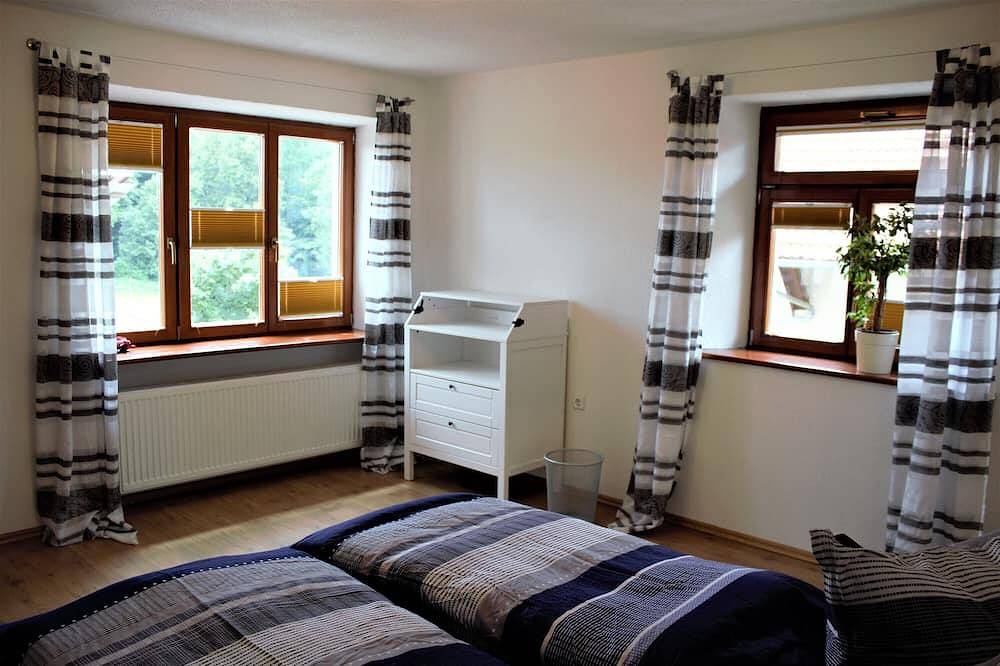 Ganze Wohnung, Ferienwohnung 'Große In Altem Hofgut' mit Balkon und Wi-Fi in Hilzingen, Hegau