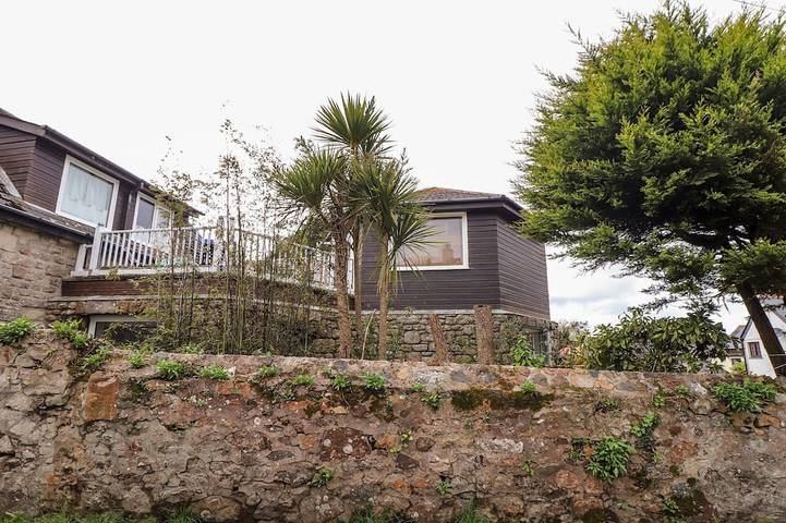 Holiday rental for 4 people, with garden and hot tub in Perranuthnoe