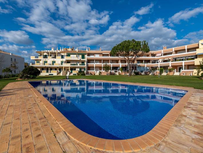 Apartamento para 5 personas, con terraza además de piscina para niños y jardín en Vilamoura