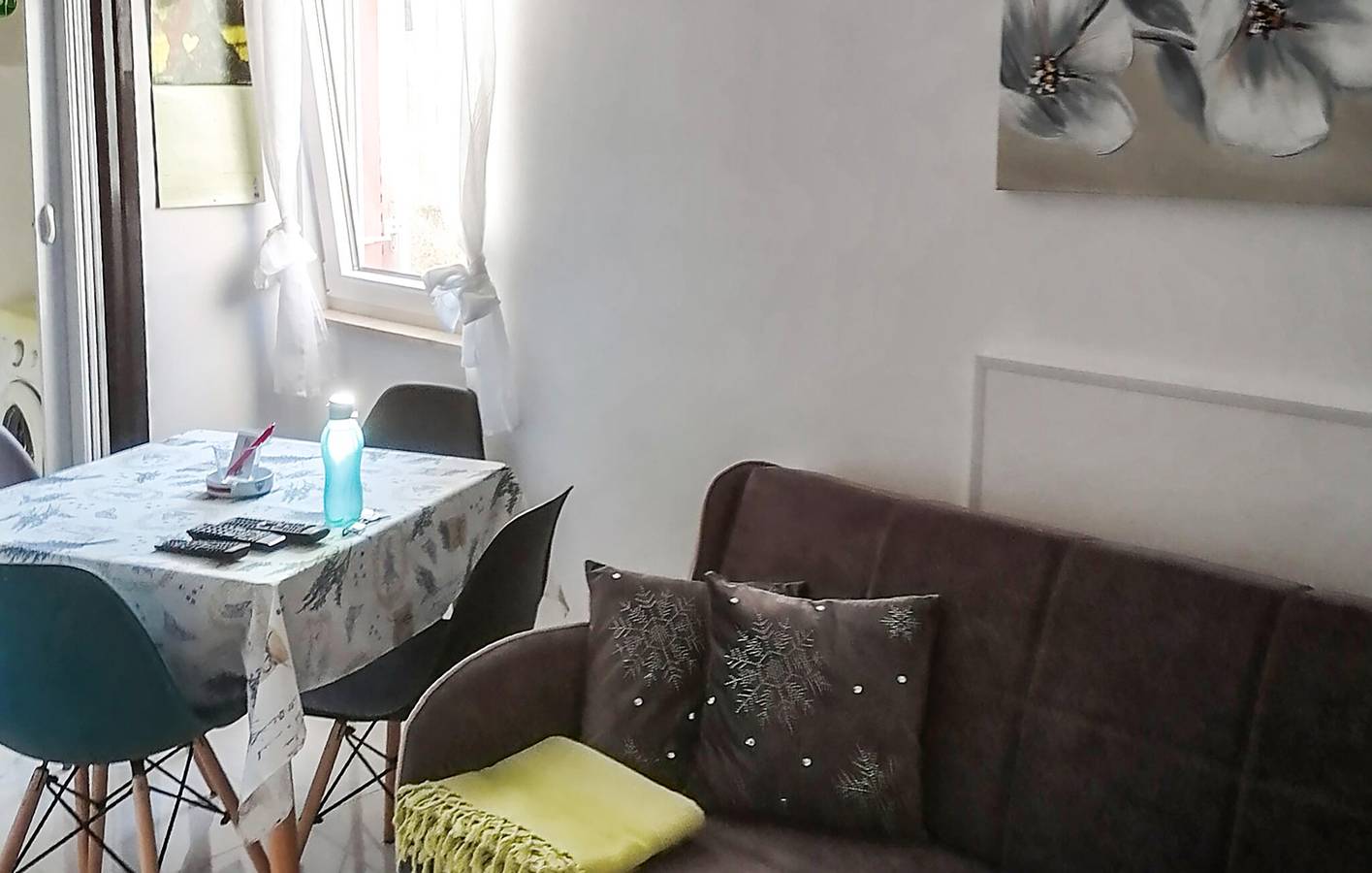 Ganze Ferienwohnung, Gemütliches Apartment mit Terrasse in der Nähe von Cres und einem Bistro, 200 m von der Küste entfernt in Cres Stadt, Cres