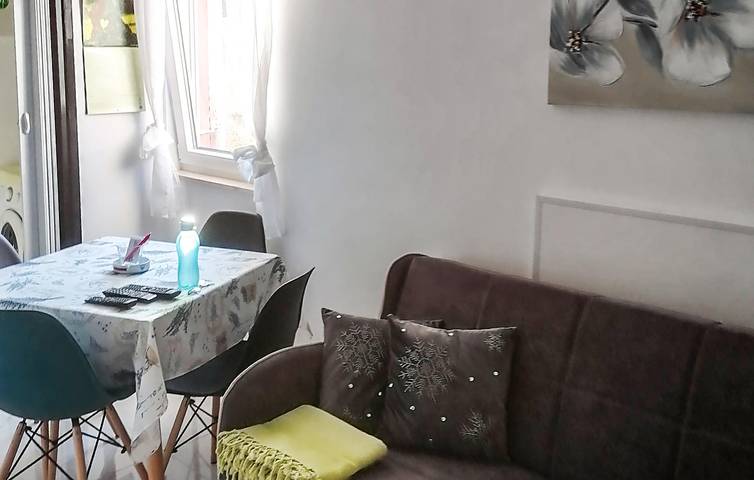 Ganze Ferienwohnung, Gemütliches Apartment mit Terrasse in der Nähe von Cres und einem Bistro, 200 m von der Küste entfernt in Cres Stadt, Cres