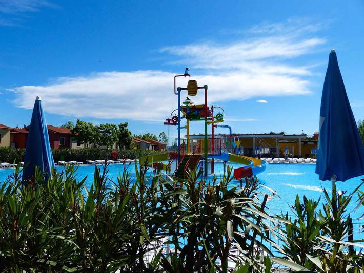 Appartement de vacances entier, Appartement de vacances avec piscine extérieure in Castelnuovo del Garda, Montagnes autour du lac de Garde
