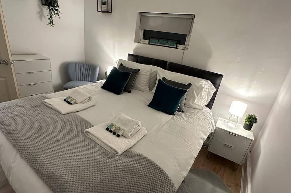 This three bedroom house features zip and link beds, one bathroom and a fully equipped kitchen. in Gloucester (UK), Gloucestershire