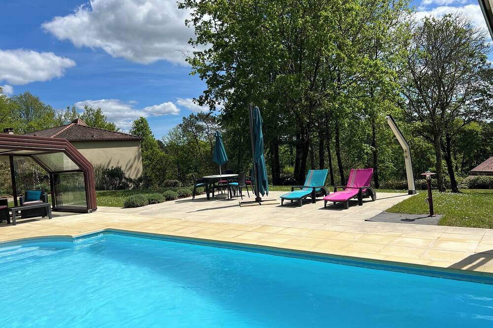 Appartement entier, 4 * spacieux Gite Appartement avec des vues fantastiques et piscine chauffée, enfants in Prayssac, Quercy