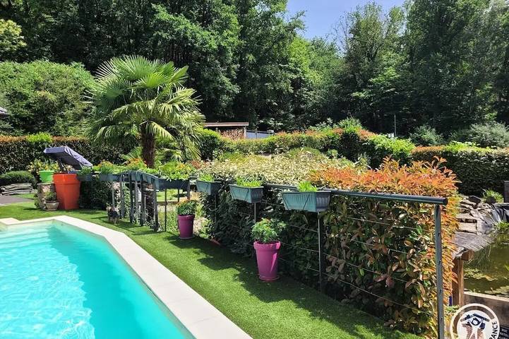 Location de vacances pour 2 personnes, avec Terrasse et Piscine à Aubazines