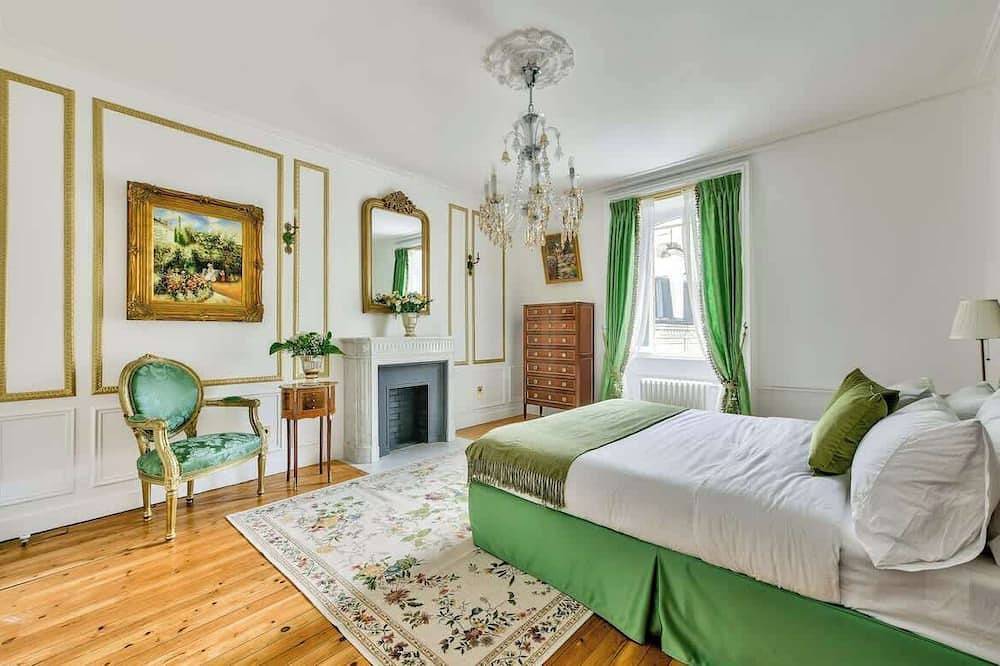 Parisian Villa: City Views, 5 Bedrooms & Family-Friendly in Paris, Ile de France