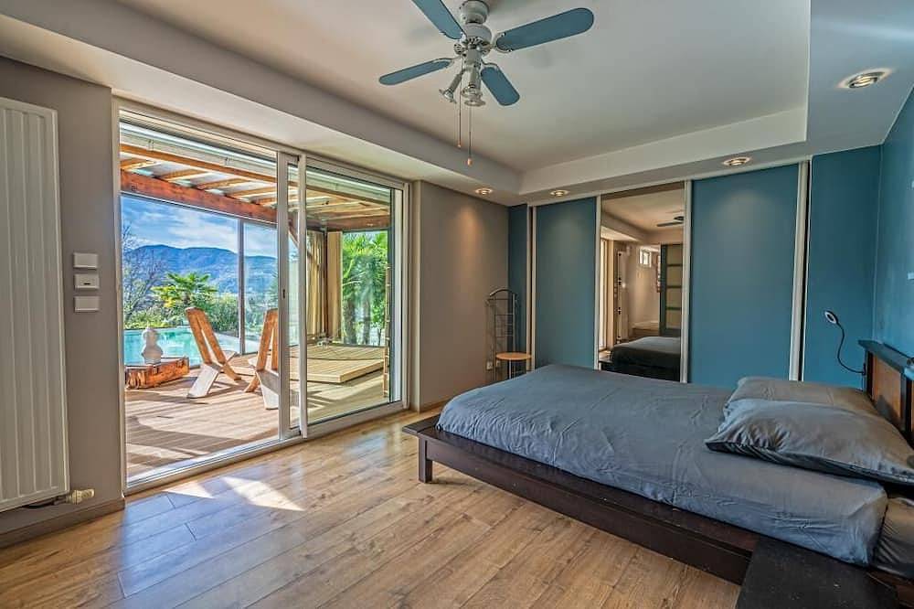 Entire apartment, Villa Amot | Swimming pool, Jacuzzi, mountain view terrace in Meylan, Isère