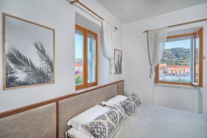 Designer House, Epic Pool, A+ Location Overlooking Stari Grad Old Town in Stari Grad, Hvar