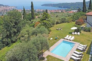 Villa für 18 Personen, mit Balkon und Whirlpool sowie Garten in Salò