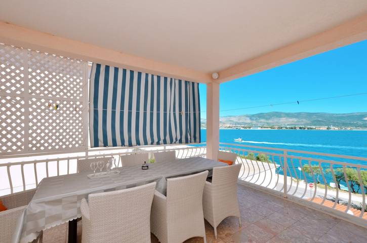 Apartament wakacyjny dla 4 osób, z Widok na ocean i Balkon oraz Ogród w Arbanija