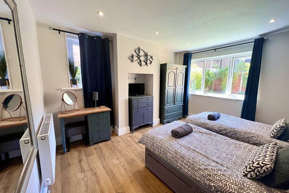 Entire apartment, Garden apt - Beach at end of Road Private Parking in Southsea, Portsmouth
