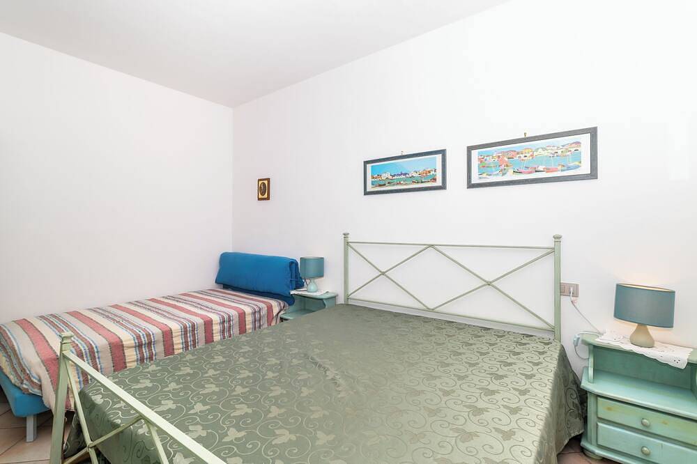 Ganze Wohnung, Ferienwohnung Iris mit Balkon und Wlan in Codaruina/Valledoria, Valledoria