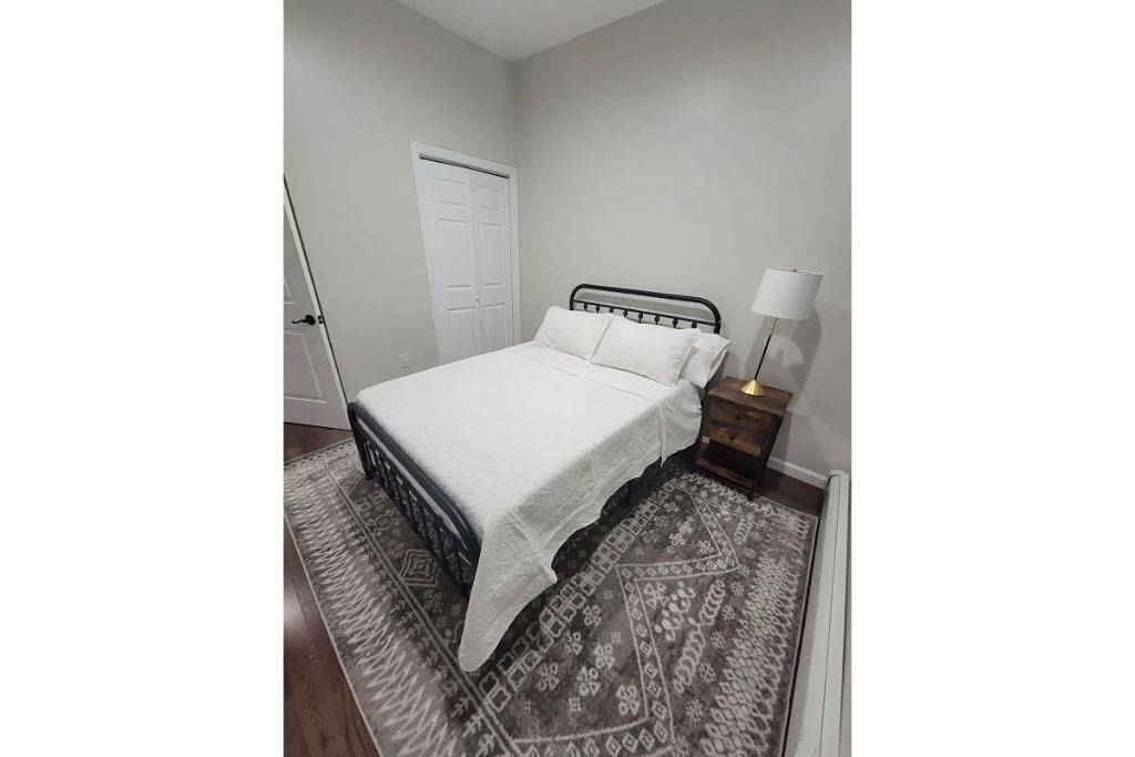 Ganze Wohnung, The Monrow Brownstone! in West New York, Hudson County