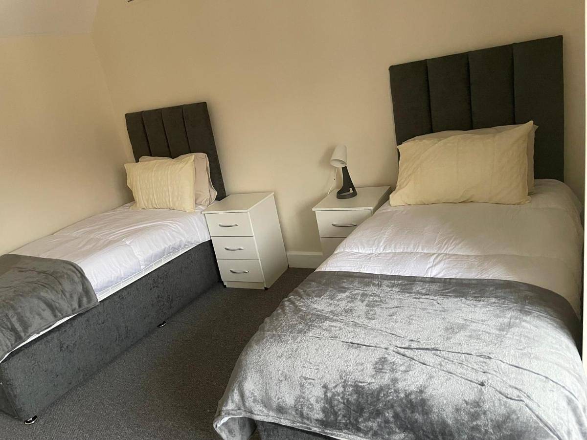 Entire apartment, Large 4 Bedroom Sleeps 8, Spacious Apartment for Contractors and Holidays near Bedford Centre - 1 Free Parking Space & Free Wifi in Bedford