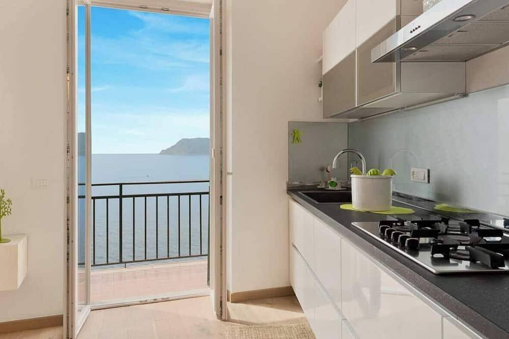 Entire apartment, Welcome to Oltremare, a beautiful residence with a breathtaking panoramic sea view for an unforgettable stay. Perfect for a romantic getaway, a family holiday or a relaxing break, Oltremare will welcome you with its modern and refined décor, designed to in Manarola, Riomaggiore Municipality