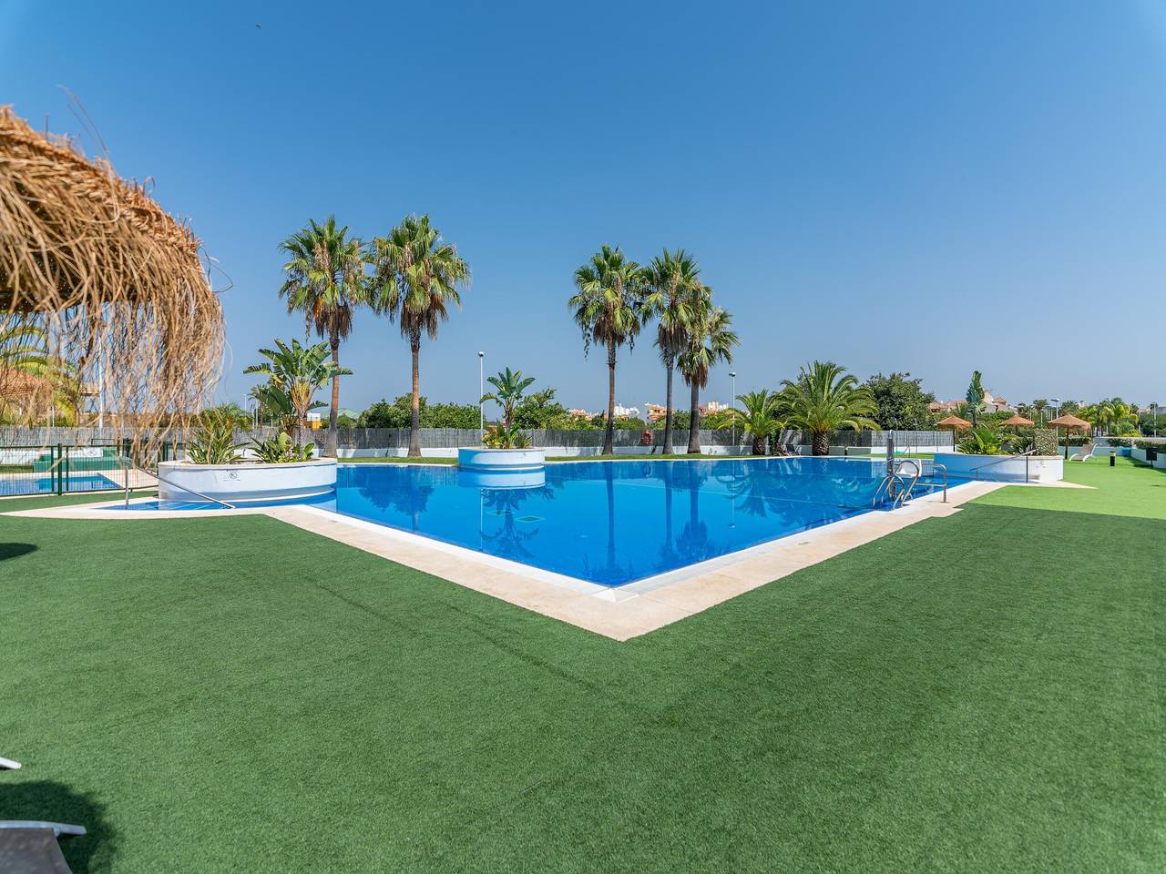 Apartamento inteiro, Apartamento de férias para 6 pessoas com jardim in Urbanizacion Costa Esuri, Ayamonte