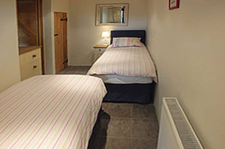 Grooms Cottage- Sleeps 4 in 2 bedrooms plus 2 to 4 dogs depending on size. in Cornwall