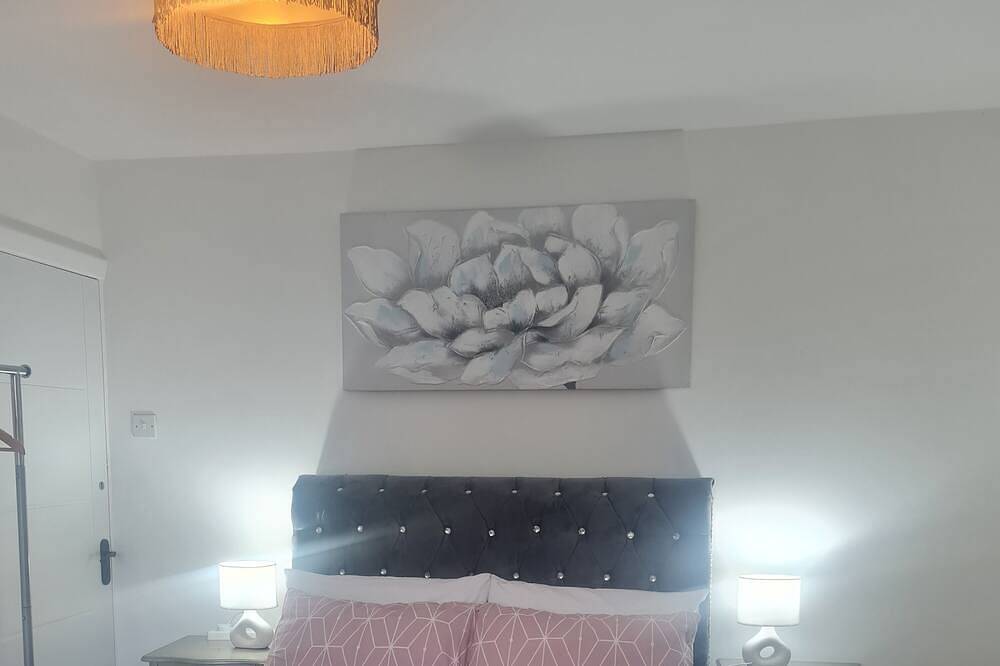 Porcupine Cave : Ensuite /self_check in /private entrance / private parking. in Fareham, Hampshire