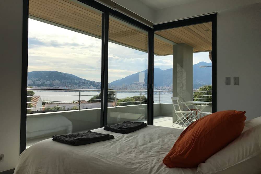 Villa d'exception face à la mer, à l'entrée d'Ajaccio - Plage à 100 mètres in Ajaccio, Région d'Ajaccio