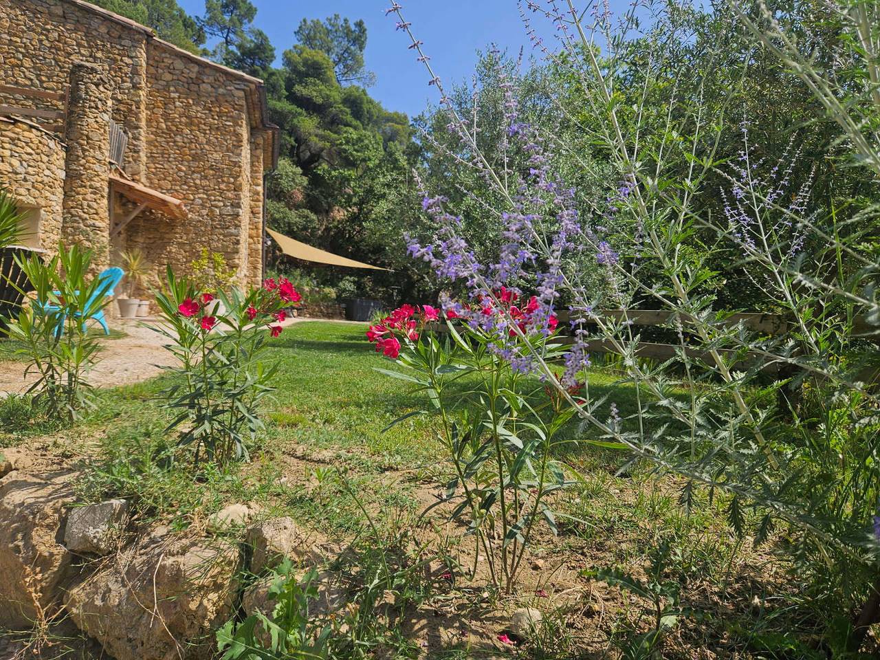 Villa 'Maison Du Soleil' con vistas a la montaña, piscina privada y Wi-Fi in Mérindol-les-Oliviers, Región de Nyons