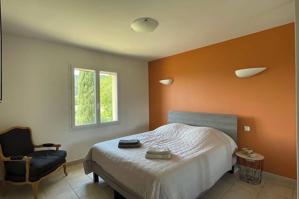 Air-conditioned house between vineyards and olive groves: 4 bedrooms and private pool in Beaumes-de-Venise, Vaucluse