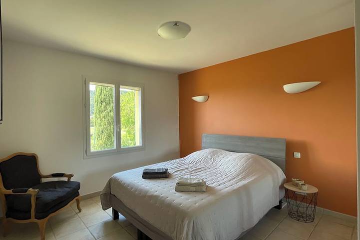 Air-conditioned house between vineyards and olive groves: 4 bedrooms and private pool in Beaumes-de-Venise, Vaucluse