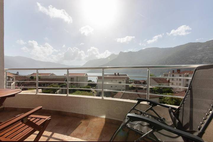 Gîte pour 5 personnes, avec jardin ainsi que piscine et vue dans Risan - 4