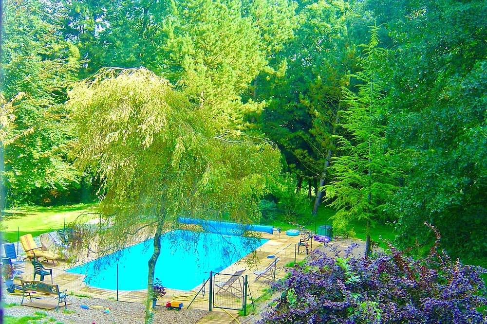Pretty Cottage in grounds of Chateau with heated pool in Grandcourt, Région de Dieppe