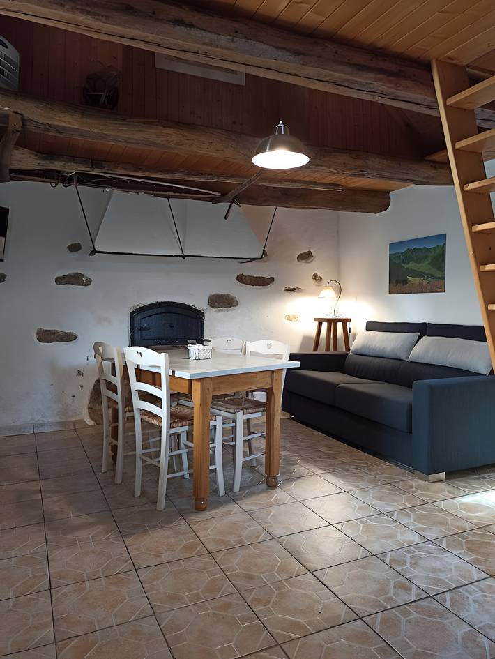 Petite Auvergne Cottage with Mountain View in Saint-Julien-Puy-Lavèze, Volcans d'Auvergne Regional Nature Park