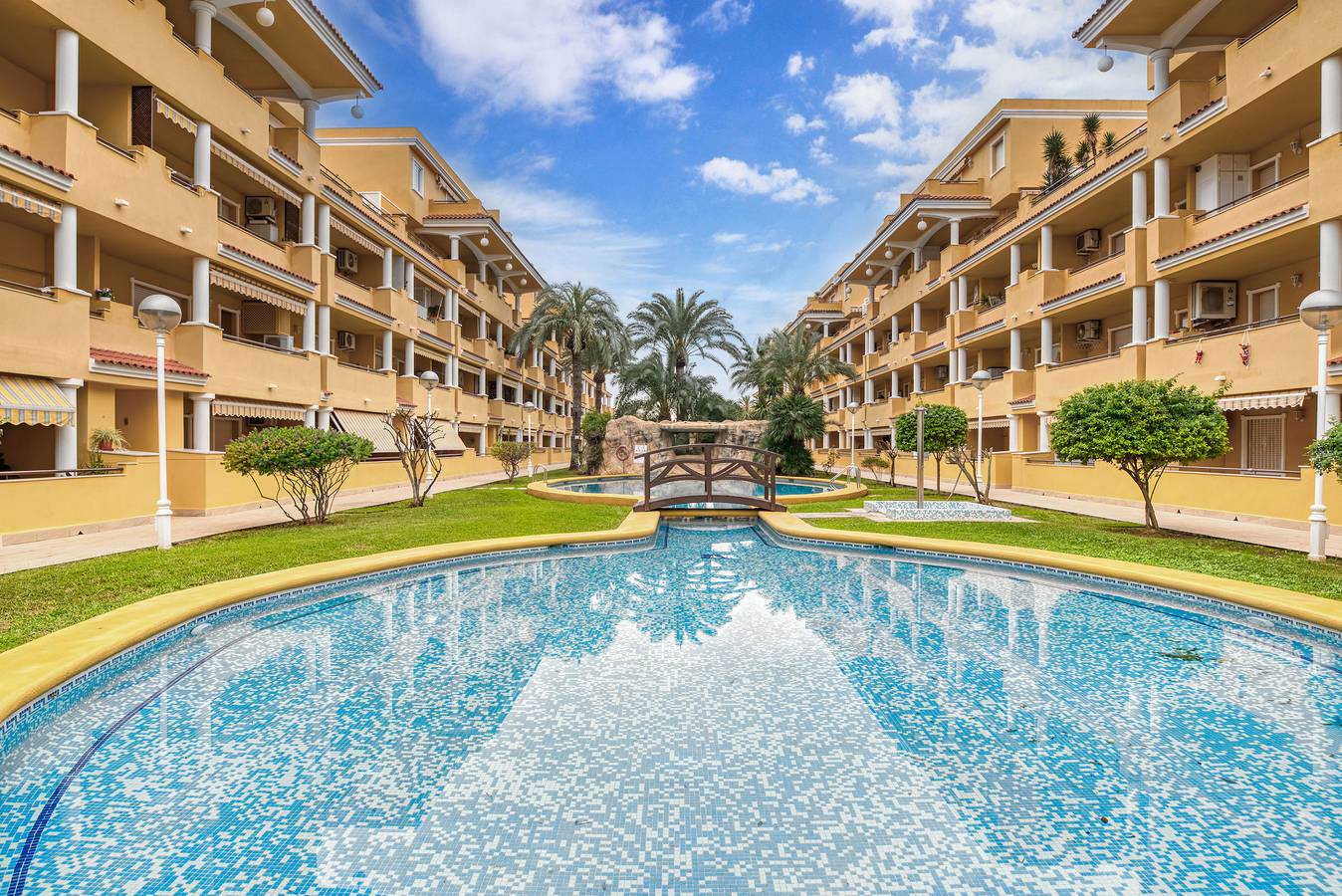 Apartamento entero, Apartamento "Cascadas" cerca del mar, con piscina compartida y Wi-Fi in Las Marinas, Dénia