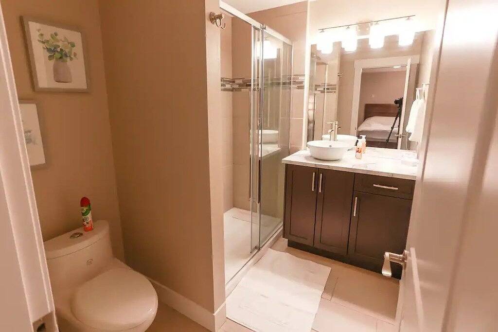 Newly renovated with Lakeviews, big yard, minutes to Silver Star/Golf/Wineries. in Silver Star