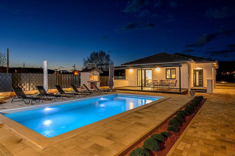 Luxury Villa with Private Pool in Dalmatinisches Zagora