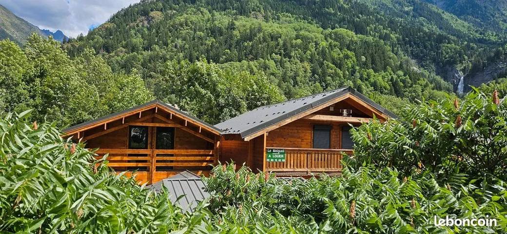 Charming Chalet in Venosc with Panoramic View and Jacuzzi in Vénosc, Les Deux Alpes
