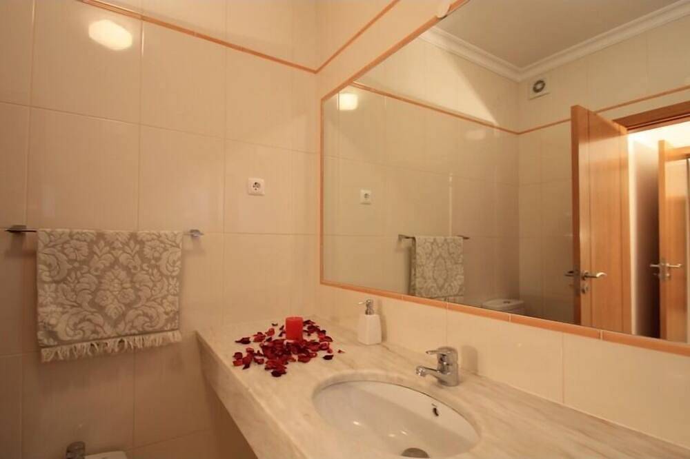 Ganze Wohnung, Strand zu Fuß erreichbar, Great Pool, Hugeterrace, 4 Personen in Alporchinhos (Atlantikküste), Armação de Pera