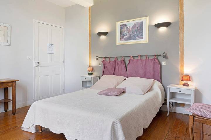 Chambre d’hôtes « Chambre Framboise » avec vue montagne, terrasse partagée et Wi-Fi in Pontiacq-Viellepinte, Béarn