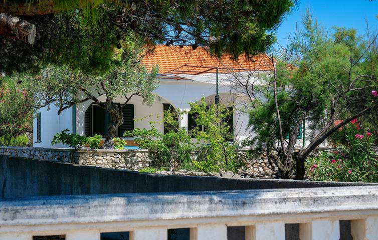 Apartment mit Meerblick, Wifi, AC, Parkplatz und Terrasse - 2km zum Strand in Rogoznica, Šibenik-Knin