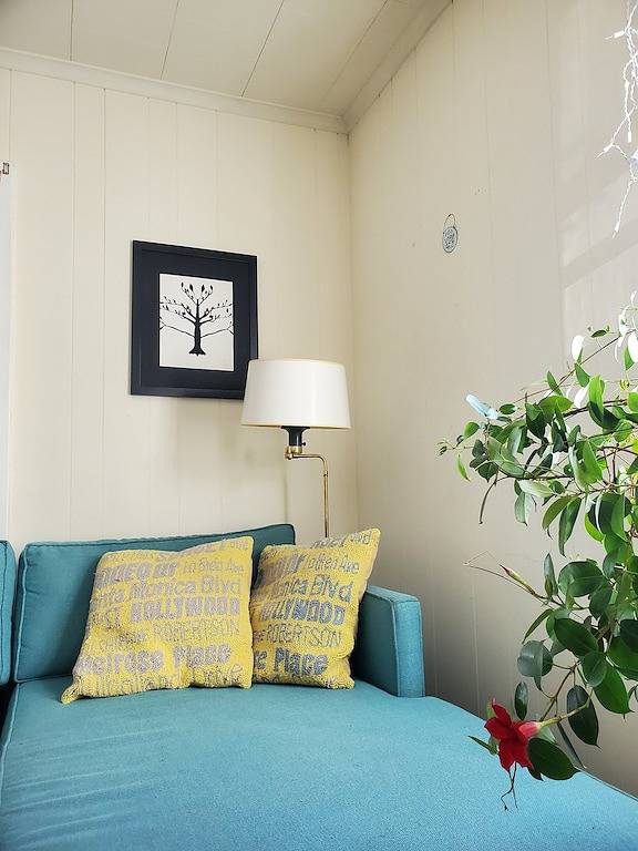 Cottage for 4 people, with yard and hot tub, with pets in Long Island