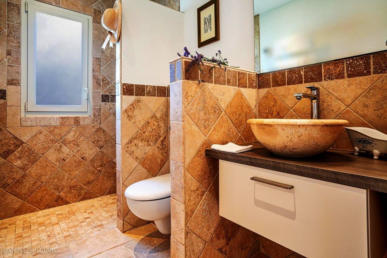 Deluxe Double Room with Shower in Forcalquier, Parc naturel régional du Luberon