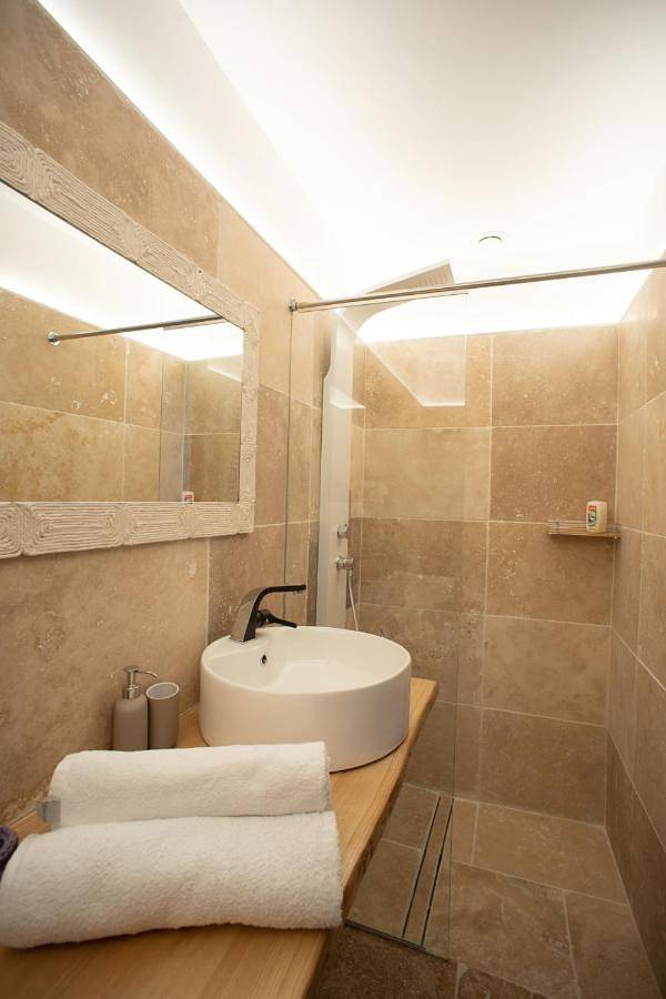 Gîte pour 3 personnes, avec terrasse et jardin ainsi que sauna et jacuzzi, animaux acceptés à Ginasservis - 2