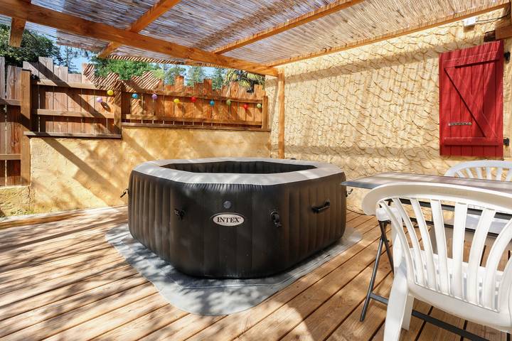 Holiday Home “Camping Les Pialades - Gîte Spa” with Private Terrace and Wi-Fi in Nabirat, Périgord Noir