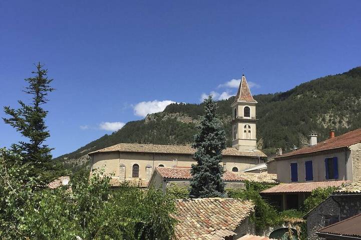 Location de vacances pour 13 personnes, avec Balcon et Terrasse ainsi que Jardin et Piscine à Luc-en-Diois