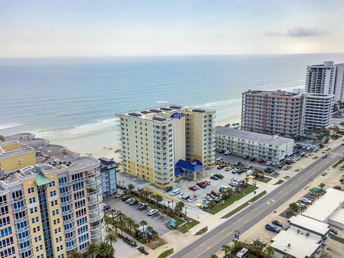 Vacation rental for 6 people, with balcony and hot tub as well as pool in Daytona Beach Shores